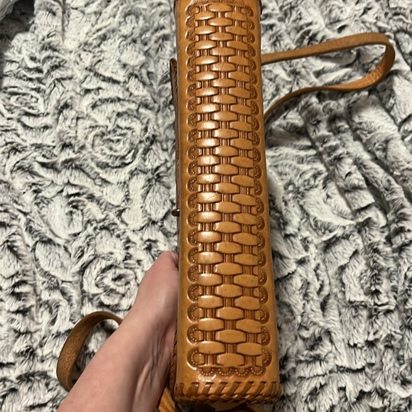 Lovely vintage hand tooled leather shoulder bag. - Picture 5 of 9